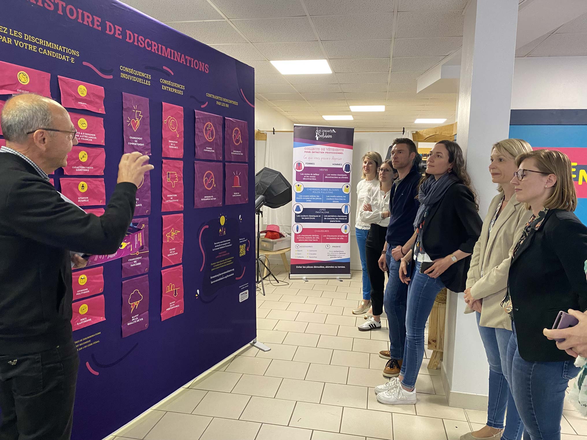 Participants au jeu "Une histoire de discriminations" proposé par la Cravate Solidaire