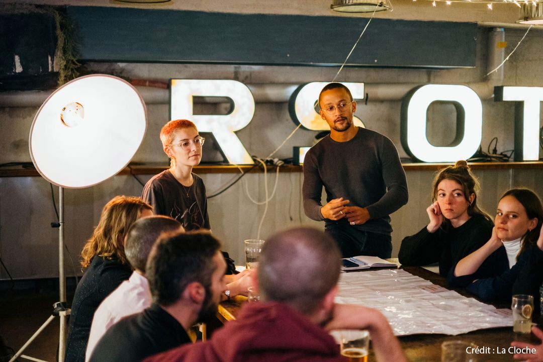 Participants au jeu "La fresque de la rue" animé par La Cloche