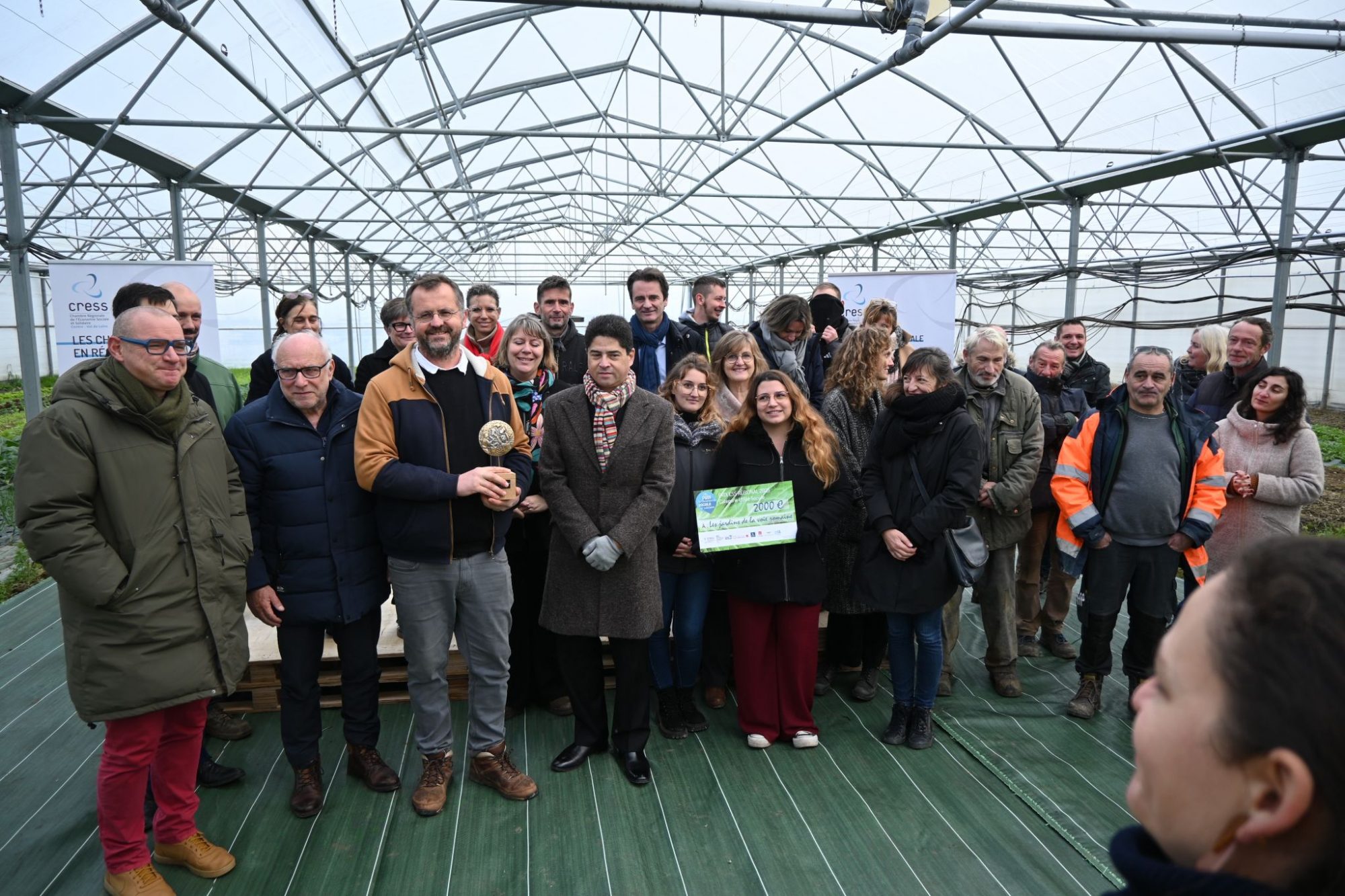 groupe de personne avec un prix