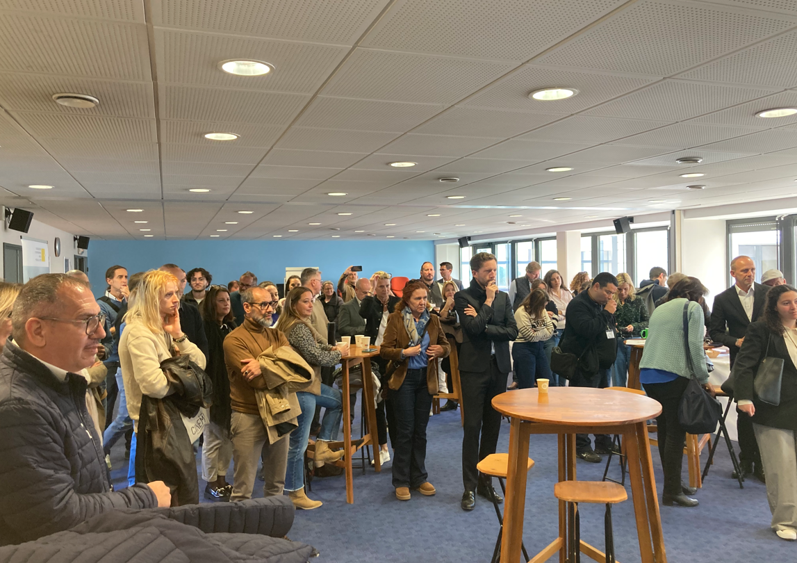assemblée de personnes présentes à l'événement